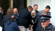 Wikileaks-Gründer Julian Assange wird regelrecht aus der Botschaft geschleppt