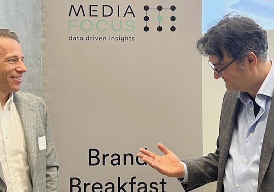 Zwei, die sich verstehen: Moritz Schneider (l.) und Andreas Weiss von Mediaschneider: «Man kann fast in Echtzeit beobachten, wie sich die Mobile-App-Nutzung aktuell entwickelt...»  (Bild: © Klein Report)