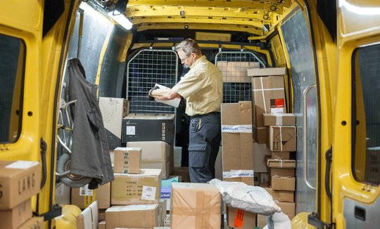 Um die Paketflut in der Weihnachtszeit zu bewältigen hat die Post 300 Lieferwagen zusätzlich gemietet... (Bild: Post)