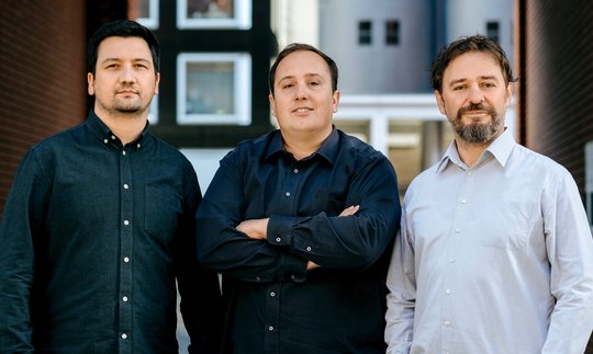 Die Chefs von Relio AG: Co-Founder Milos Stokic und Lav Odorovic sowie Zarko Vukadinovic…       (Bild: zVg.)