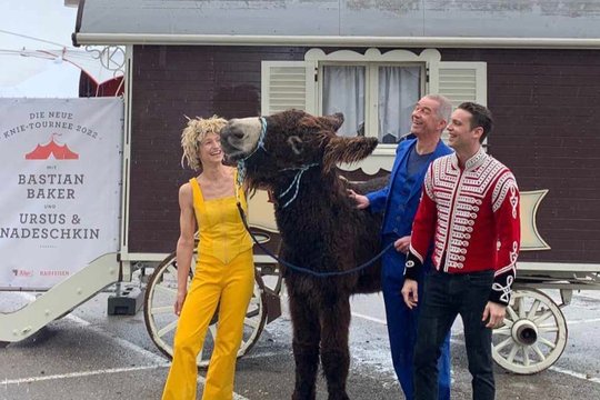 Die neue Knie-Tournee 2022 mit dem Comedy-Duo Ursus & Nadeschkin und Sänger Bastian Baker…