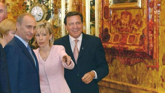 Heute ist für Doris Schröder-Köpf nicht mehr alles Gold, was damals im Bernsteinzimmer glänzte...    (Bild: Archiv TASS)
