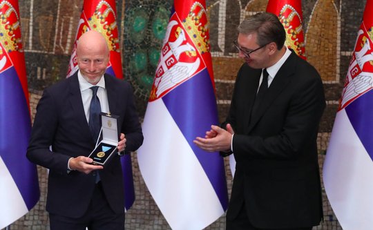 Digital Serbia: Präsident Aleksandar Vučić bedankt sich am Dienstagabend in Belgrad bei Marc Walder...     (Bild zVg.)