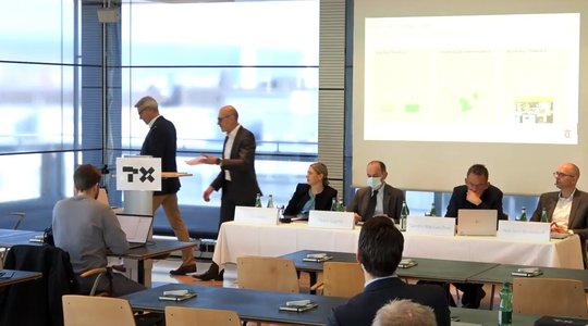 Marco Boselli übergibt an der Medienkonferenz der TX Group das Wort an den Co-Geschäftsführer Andreas Schaffner...        (Screenshot Medienkonferenz)