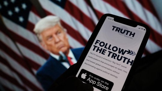 «Truth Social» soll das eigene Online-Netzwerk von Donald Trump heissen…            (Bild: Collage mit Truth Social)