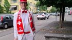 Am aufwändigsten war das Lackieren der Fingernägel: Gekrönter Fan der Schweizer Fussballerinnen Niklaus Mäder aus Bern... (Bild: zVg)
