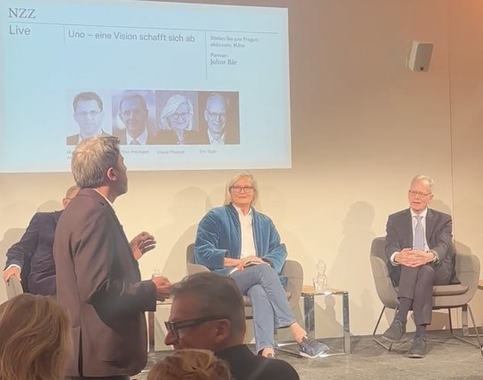 Vier Aktivisten vom «Drop Kollektiv» kaperten kurzweilig die NZZ-Podiumsdiskussion «Uno – eine Vision schafft sich ab» am Donnerstagabend...    (Bild: Video/Insta/versch.)