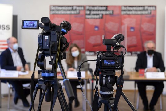 Die Videoproduktionen für Kunden sollen auch auf Youtube oder Twitter eingebettet werden können... (Bild: Keystone-SDA/Anthony Anex)
