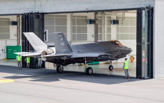 Rein in den Hangar, raus ins Web: Von Journalisten herausverlangte Akten will Armasuisse künftig ins Netz stellen. (Bild © Armasuisse)