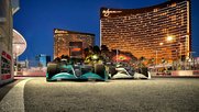 Probefahren vor den Casinos in Las Vegas. Im nächsten Jahr werden die Boliden richtig losfahren...         (Bild: Twitter)