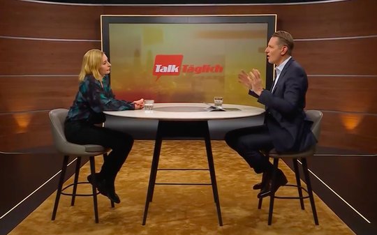 TeleZüri-Chefredaktor Oliver Steffen diskutiert mit Michèle Binswanger über ihr umstrittenes Buch «Die Zuger Landammann-Affäre». (Bild Screenshot Telezüri)