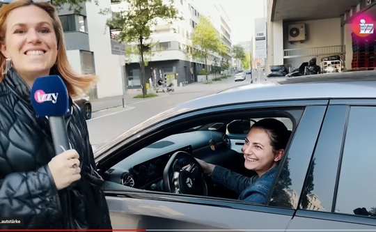 1. Platz Longformate: Der Youtuber Izzi und sein Team versuchen Autofahrer mit einem Bier der Marke Uszit von Feldschlösschen dafür zu gewinnen, dass sie das Auto stehen lassen und dafür mit dem ÖV zur Arbeit fahren…       (Screenshot: Youtube)