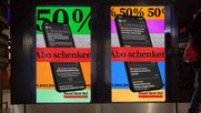 Fliessende Geschenkbänder mit wechselnden Botschaften schimmern in weihnächtlichen Farben und sorgen Out of Home für Stimmung…         (Bild: Mona und Mateo)