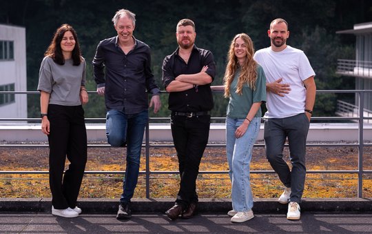 Das bezirk.ch-Team in Redaktion und Verlag (v.l.): Elina Willener, Leo Niessner, Pascal Münger, Anina Strebel und Samuel Rudolf von Rohr... (Bild zVg)