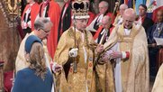 Der neue König Charles III hätte die Macht, Julian Assange aus dem Londoner Gefängnis freizulassen...           (Screenshot Krönung/BBC)