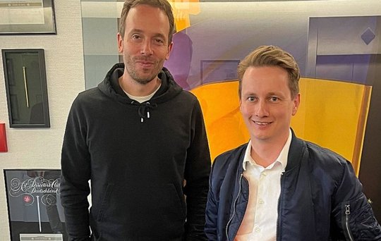 Plattformgründer Phlipp Westermeyer (l.) von OMR hat in Berlin den «Bild»-Chef Johannes Boie zum Podcast getroffen...         (Bild: OMR)