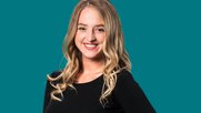 Seit Sommer 2022 ist Michèle Rüedi als Videojournalistin im Einsatz. Nun nimmt sie auch das Radiomikrofon in die Hand. (Bild © SRF/Roberto Crevatin)