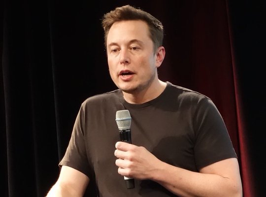 Musk ist berühmt für seine eigenwilligen Tweets... (Bild: Steve Jurvetson, flickr.com)