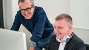 «Bei manchen Unternehmen empfiehlt sich ein lauterer Start. Aber too much ist immer too much», sagt der Leiter Kreation Uwe Schlupp (links), hier mit CEO Daniel Krieg. (Bild zVg)