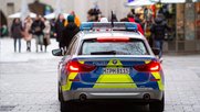 Auch Polizisten wurden von dem jungen Mann beschimpft: Polizeiauto auf dem Münchner Marienplatz (Bild Screenshot BR)