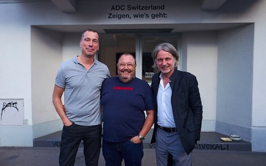 Thomas Wildberger (l.), Partner bei Prophet, übernimmt das ADC-Präsidium von Frank Bodin (r.), Inhaber von bodin.consulting. Dazwischen Remy Fabrikant, der den Vorstand verlässt...    (Bild © ADC)