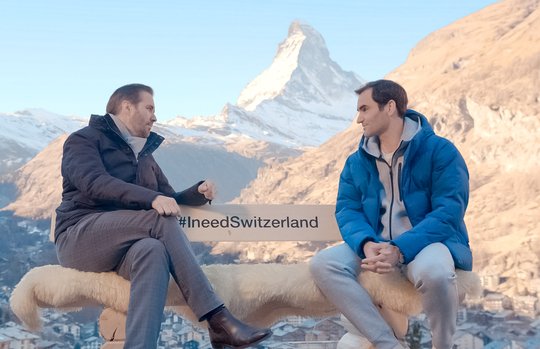 Roger Federer wird als Botschafter die Schweiz weltweit bewerben: «Das passt perfekt», sagt Martin Nydegger (l.), Direktor von Schweiz Tourismus...