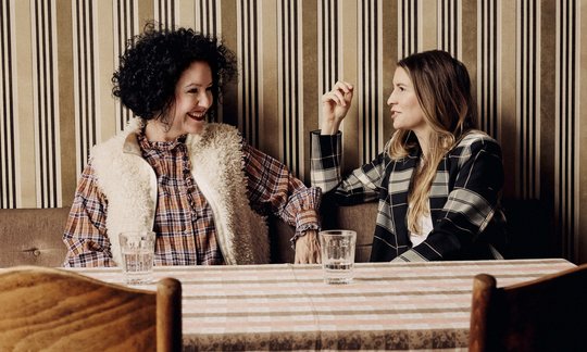 Die Journalistinnen Claudia Senn (l.) und Michèle Roten schreiben abwechselnd die neue Kolumne «Sandwich»… (Credit Joël Hunn/Medienart, zVg)