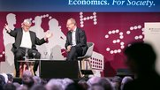 Mit dem Geld könne das UBS Center sein Ziel weiterverfolgen, zu den «weltweit führenden Wirtschaftsinstituten» zu gehören. Hier im Bild: Joschka Fischer (l.) und Instituts-Direktor Ernst Fehr.