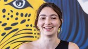 Lea Bloch freut sich sichtlich, dass ihr Kurzfilm «Letzte Nacht» am 76. Locarno Film Festival gleich zwei Preise abholte... (Bild: © Screenshot migros-kulturprozent.ch)
