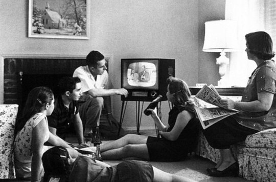 Da war das Programm noch übersichtlich: Fernsehabend in einer US-Familie in den 1950er Jahren. (Bild Wikipedia)