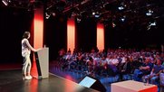 SRF-Direktorin Nathalie Wappler informierte die Mitarbeiter am Donnerstag (©SRF)