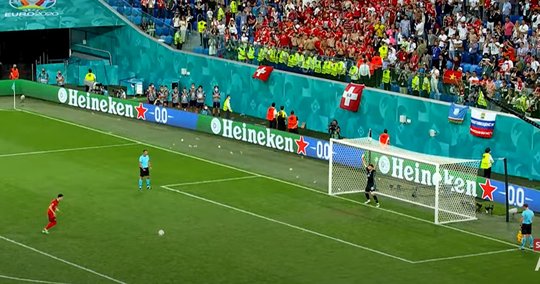 Im Durschnitt waren dem historischen Spiel der Fussball-Europameisterschaft am Freitag 1,4 Millionen Zuschauerinnen und Zuschauer zugeschaltet... (© Bild: Screenshot SRF)