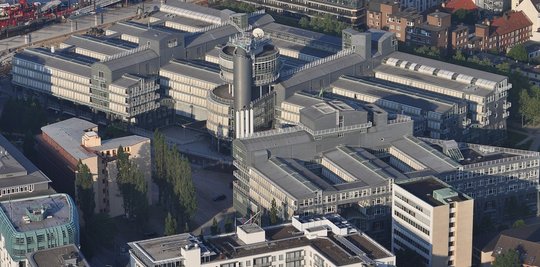 Eine «kämpferische Mittagspause» ist angesagt vor dem Verlagsgebäude Gruner+Jahr in Hamburg...     (Bild: Wikimedia)