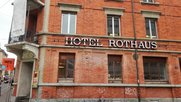 Das Rothaus an der Langstrasse: nicht nur rote Zahlen, sondern auch wenige Artikel kommen aus dem Hause... (Bild: Beni Frenkel)