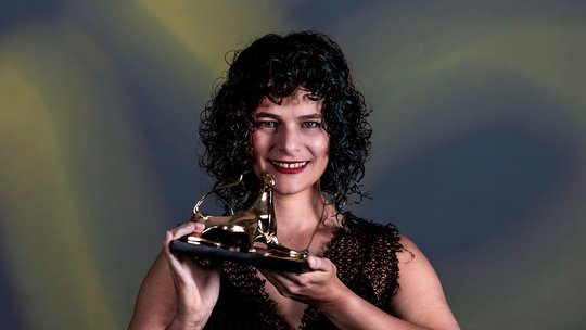 Die Regisseurin Julia Murat freut sich über den Goldenen Leoparden für ihren Spielfilm «Regra 34» oder «Regel 34»...               (Bild: Film Festival Locarno) 