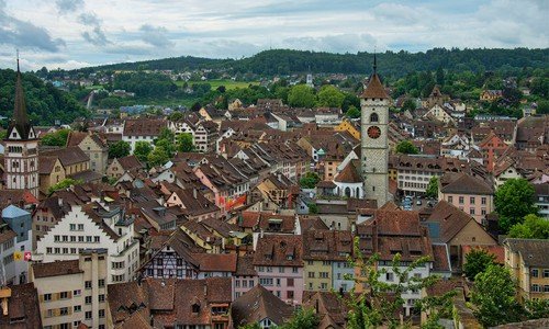 321 Plakatflächen auf öffentlichem Grund; 10 Flächen werden in digitale City-E-Panels umgebaut...                   (© Wikip.)