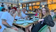 Matthias Kiess, CEO von TBWA\Zürich (Mitte) hat mit seinen Leuten versucht, das Beste aus dem Cannes-Abstecher zu machen...         (Bild: zVg)