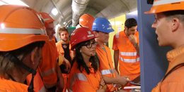 Eine Dolmetscherin allein unter Bauarbeitern.