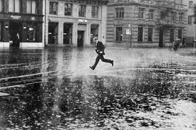 swiss-press-photo-of-the-year-der-banker-im-regen_69930_1336160506