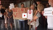 Mitarbeitende des Senders RBB demonstrieren vor dem eigenen Haus und fordern, dass die verprassten Gelder wieder zurück ins Programm fliessen müssen...       (Screenshot Bild TV)