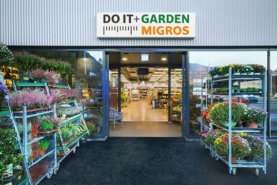 Eine neue Kundenführung durch die Verkaufsflächen soll die Gartenfreunde beim Einkauf inspirieren...              (Bild: Migros Losone)