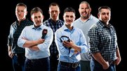Das SRF-Schwing-Team mit Experte Adrian Käser, Moderator Sascha Ruefer, Experte Matthias Sempach, Kommentator Stefan Hofmänner und den beiden weiteren Schwing-Experten Christian Stucki und Jörg Abderhalden... (Bild: © SRF)