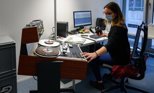 Die Archivarin Laetitia Brodard kümmert sich beim Freiburger Lokalradio um die Digitalisierung der Sendungen, die einst auf Magnetbändern aufgezeichnet wurden. (Bild zVg)