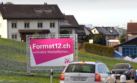 «Wie auf dem Präsentierteller und schon von weit her sichtbar, steht Ihre Werbung an hochfrequentierten Standorten mit bis zu 30'000 Fahrzeugen Tagesverkehrsaufkommen», so bewirbt «Format12» auf seiner Webseite die Plakatstandorte... Bild: © format12.ch