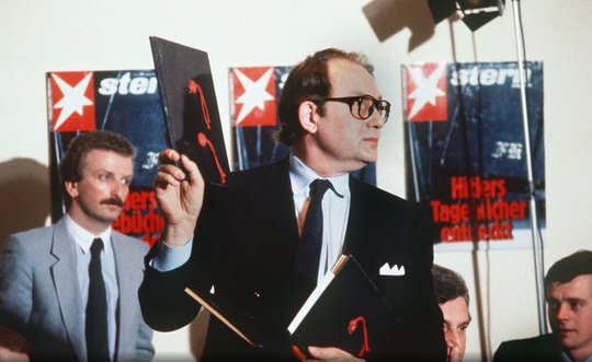 Es hätte ein historischer Moment werden sollen: «Stern»-Reporter Gerd Heidemann präsentiert die gefälschten Hitler-Tagebücher (1983)…          (Screenshot NDR)