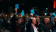 Stimmenzählen im Zürcher Kaufleuten: LSA-Vorsitzender Beat Krebs wurde zum dritten Mal wiedergewählt. (Bild zVg, © Nicolas Burri)