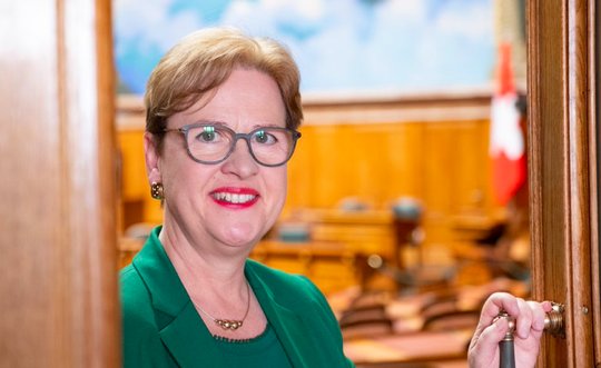 Vor dem Sturm: «Presse- und Online-Förderung gehören zusammen für ein zukunftsfähiges Gesetz», sagt die SP-Politikerin Edith Graf-Litscher. (Bild zVg)