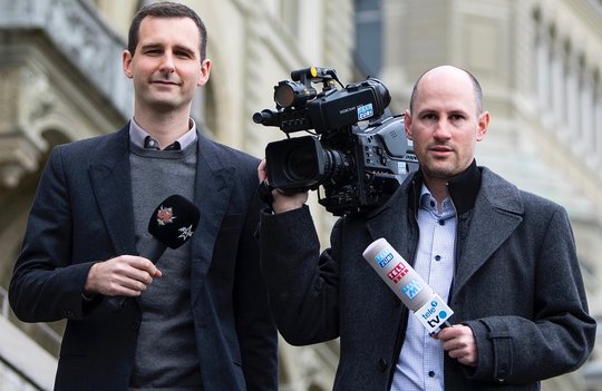 Radio-Korrespondent Nico Bär und Redaktionsleiter und TV-Korrespondent Matthias Steimer vor dem Bundeshaus...