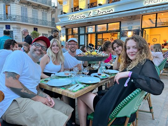 Matthias Kiess, CEO von TBWA\Zürich (Mitte) hat mit seinen Leuten versucht, das Beste aus dem Cannes-Abstecher zu machen...         (Bild: zVg)