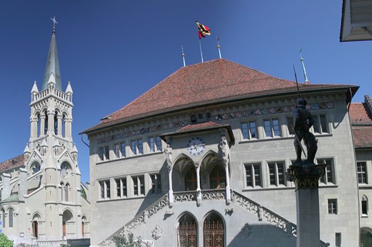 FDP-Stadtrat Tom Berger wähnte sich am Donnerstag im Berner Rathaus in einer «Satire». (Bild © Wikipedia))